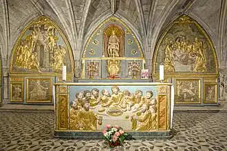 Décor de bois sculpté et autel de la chapelle Notre-Dame de Pitié.