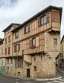 Maisons à pans de bois, à l'angle des rues du Canal et Emile Zola.