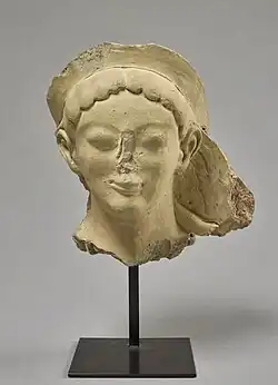 Figurine acrotère en terre cuite étudiée par Paul Jamot, conservée au Musée du Louvre.