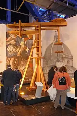 Maquette de la grue pivotante de Brunelleschi d'après un dessin de Léonard de Vinci.