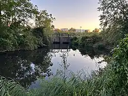 Fin du parcours de la Rize : vue de l'écluse depuis l'avenue Grandclément.