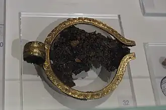 Coupe en argent avec bord et anse en or provenant de la fosse II de la tombe à tholos de Kazarma (1500-1450 av. J.-C.)