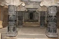 Intérieur du mandapa, avec ses quatre piliers sculptés.