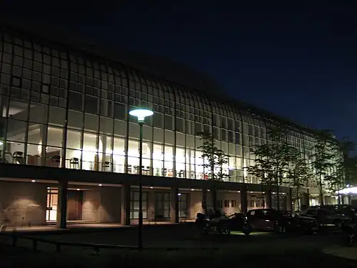 L'Opéra national de Finlande de nuit.
