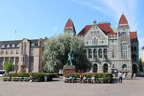 La statue devant le Théâtre national
