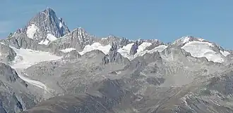 Vue du Finsteraarhorn et de l'Oberaarhorn, à gauche, et du Scheuchzerhorn avec son glacier sur le versant sud-est, à droite.