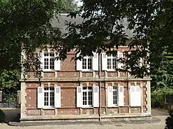 Maison bourgeoise, près du cimetière.