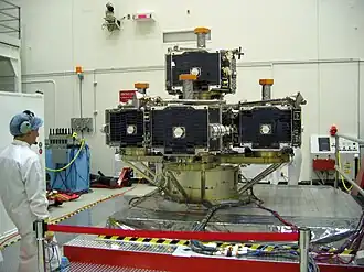 Les cinq satellites THEMIS subissent des tests de résistance aux vibrations.