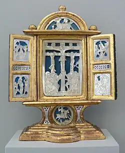 Retable avec les pourtours peints en doré et des gravures en nacre représentant la passion du Christ.