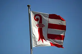 Le drapeau cantonal hissé sur un mât.