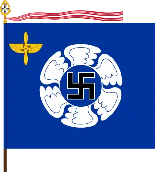 Emblème actuel de l'École de l'air finlandaise&nbsp;(en). La croix gammée est également visible dans l'insigne qui se trouve en haut à gauche, mêlée à une hélice, lequel insigne est proche de l'insigne d'épaule (ou de manche) porté dans l'École.