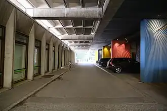 Rue couverte de Flaine avec les faisceaux métalliques de Hanich.