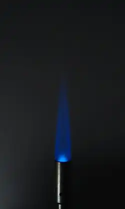 Flamme de prémélange avec écoulement du gaz.