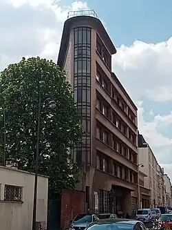 Nos&nbsp;19 à 25 : immeuble « Flat iron » (1947).