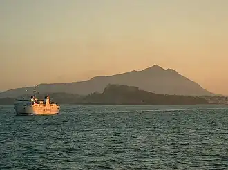 Les îles Procida et Ischia vues de cap Misène au soleil couchant