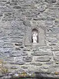 Vierge à l'Enfant dans la niche au-dessus du porche.