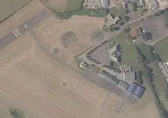 Infrastructures de l'aérodrome de Flers le 08 juillet 2013 (CCI Flers, aéroclub, hangars à avions et base RTE et sa piste hélicoptère.