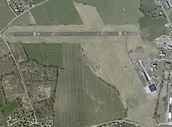 Aérodrome de Flers le 23 mars 2012 avec le hangar de la base hélicoptère de RTE de construit (toit bleu)