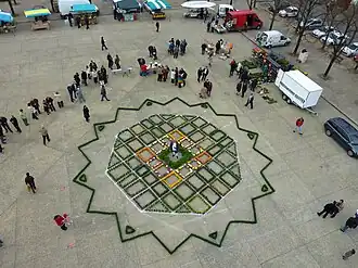 Plan de la ville en fleur sur la place d'Armes.