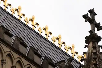 Fleur de Lys sur la toiture de la cathédrale.