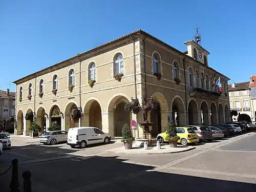 La halle-hôtel de ville en 2018...