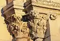 Un des chapiteaux sur l'extérieur de l'église.