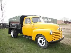 Alcazar les récupère avec un camion Chevrolet 3800 de 1951.