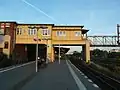 Le quai central et le bâtiment de la gare.