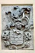 Armoiries de Gottlieb von Bellavary (1721-1759), dont les initiales, sur la façade de la maison des Têtes Noires de Tallinn (1749).