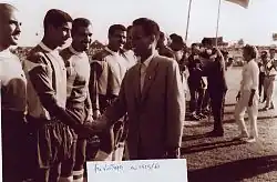 la poignée de main avec les joueurs avant le match