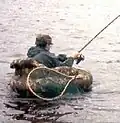 Un pêcheur équipé d'une épuisette.