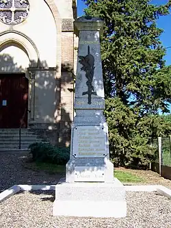 Le monument aux morts devant l'église (mai&nbsp;2009)