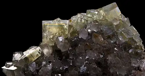 Fluorine zonée (Valzergues, Aveyron, France) (8,2&nbsp;×&nbsp;4&nbsp;cm).