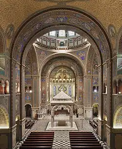 Le chœur avec le ciborium.