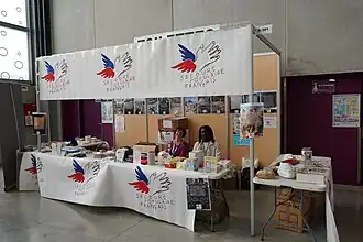 Le Secours populaire français.