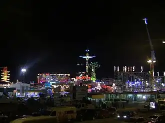 La fête foraine de la Foire comtoise, de nuit.