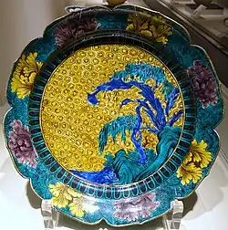 Assiette à bord festonné, décor de bananier et de saule, 1650-1660, style ko-kutani (Matsuoka Museum of Art).