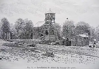 Gravure montrant la construction de structures en bois dans une clairière.