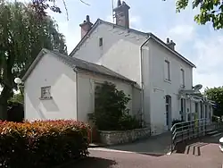 photographie en couleurs d'un bâtiment allongé.
