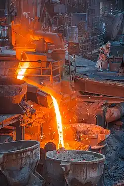 Fondeur sur le plancher de coulée.