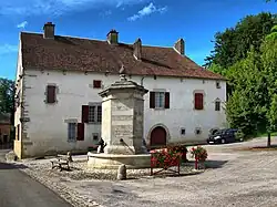 Fontaine-abreuvoir devant maison vigneronne.