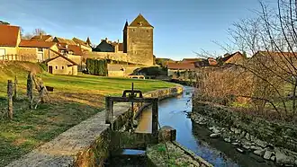 La Romaine canalisée au bief du moulin-huilerie de Fondremand.