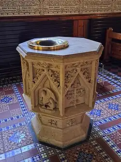 Les fonts baptismaux.