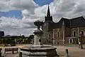 La fontaine sur la Place de l'Église.