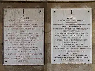 Plaques I et II en latin pour le souvenir de Saint Bernard.