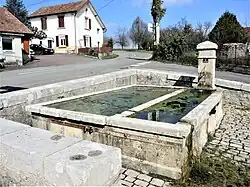 Fontaine-lavoir, rue Sous Frénois.