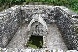 La fontaine de dévotion de Saint-Méen, dans le bourg de Guilligomarc'h.