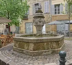 Fontaine des Trois Ormeaux, place des Trois Ormeaux, construite en 1632