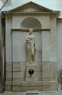 No&nbsp;11 : fontaine privée dans la cour intérieure de l'immeuble