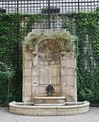 La fontaine.